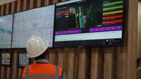 Teknisi PT Vale Indonesia mengamati proses produksi listrik yang dihasilkan oleh PLTA Balambano sebagai salah satu sumber energi terbarukan dari tambang di Luwu Timur. (Dok. PT Vale Indonesia)