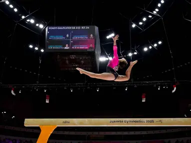 Pesenam putri Italia Chiara Barzasi tampil pada kualifikasi nomor balok keseimbangan Kejuaraan Dunia Gimnastik 2025 di Indonesia Arena, Jakarta, Selasa (21/10/2025). (BAY ISMOYO/AFP)