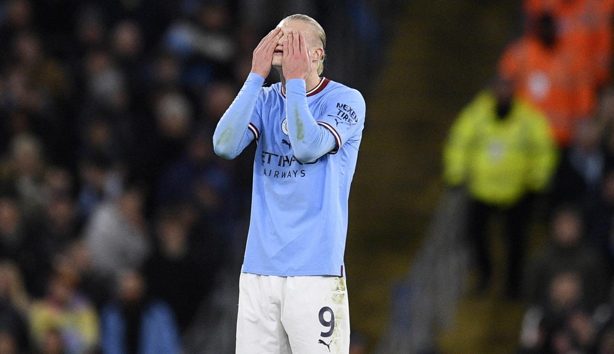 Pemain Manchester City, Erling Haaland beraksi dengan menutup kedua matanya dalam pertandingan FA Cup melawan Arsenal di Etihad Stadium, Jumat (27/1/2023). Kebersamaan Haaland dengan Manchester City bisa berakhir jika mereka terdegradasi. Haaland pasti ingin terus mencetak gol di level tertinggi. (AFP/OliScarff)