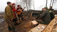 Sekelompok seniman tampil untuk tentara Garda Nasional Ukraina saat memperingati Natal dekat perbatasan Rusia di Kharkiv, Ukraina, 24 Desember 2022. Pasukan pertahanan Ukraina telah memukul mundur serangan Rusia dekat 19 permukiman di wilayah seperti Sumy, Kharkiv, Donetsk, dan Luhansk selama beberapa hari terakhir. (AP Photo/Andrii Marienko)