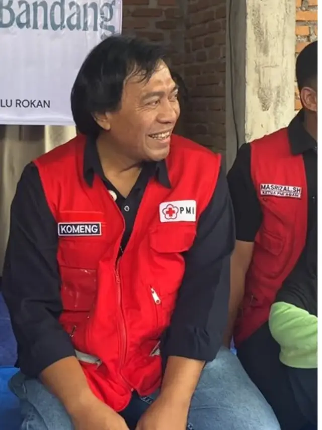 6 Potret Komeng Jadi Relawan di Padang, Hibur Korban Banjir dengan Canda Khasnya