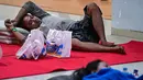 Korban selamat  kebakaran KM Mutiara Sentosa II setibanya di Dermaga Jamrud Utara, Pelabuhan Tanjung Perak, Surabaya, Jawa Timur, Senin (3/8/2026).  (AFP/ Juni Kriswanto)