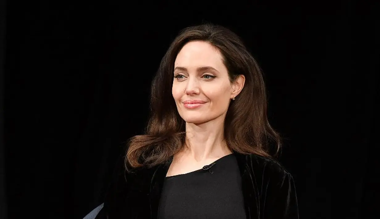 "Tidak ada lemak di kedua lengannya, bahkan pipinya pun tak miliki lemak," ujar Dr Gabe Mirkin yang merasa khawatir dengan kesehatan Angelina Jolie. (DIA DIPASUPIL  GETTY IMAGES NORTH AMERICA  AFP)