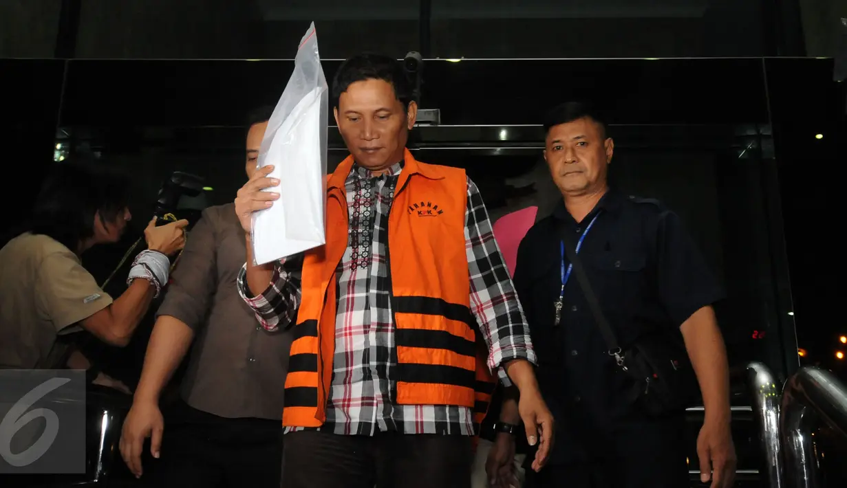 Ketua Fraksi PDIP DPRD Kab Muba, Bambang Karyanto menutupi wajahnya usai menjalani pemeriksaan terkait kasus suap pembahasan RAPBD Kab Muba, Sumsel di gedung KPK Jakarta, Sabtu (20/6/2015). (Liputan6.com/Helmi Fithriansyah) 