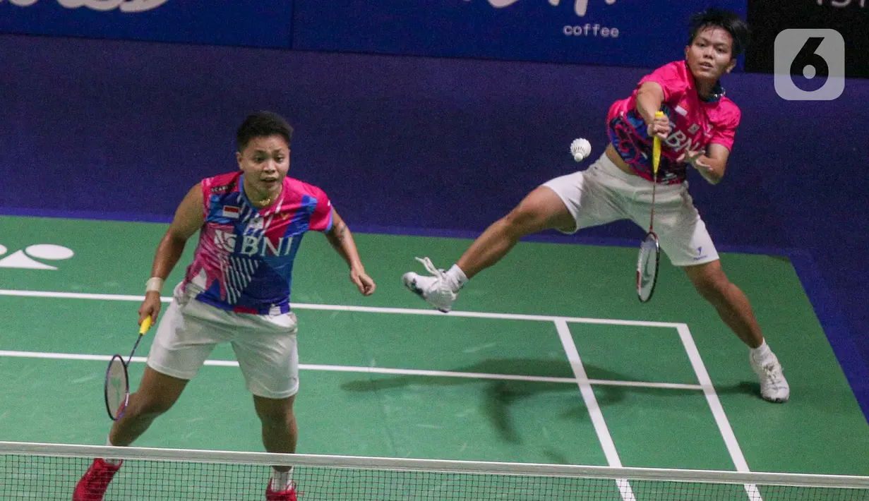 Ganda putri Indonesia Apriyani Rahayu/Siti  Fadia Silvi Ramadhanti mengembalikan kok Mayu Matsumoto/Wakana  Nagahara dari Jepang saat tampil dalam Indonesia Open 2022 di Istora Senayan, Jakarta, Rabu (15/6/2022). Apriyani Rahayu/Siti  Fadia Silvi Ramadhanti  menang dengan skor 21-7, 17-21, 21-17. (Liputan6.com/Faizal Fanani)