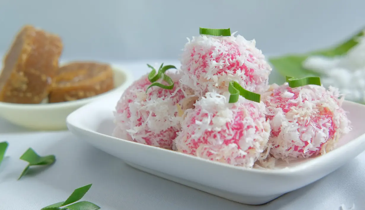 Klepon adalah kue tradisional yang cukup populer, dengan cita rasa manis gurih dari gula merah dan baluran kelapa parut membuat kue ini banyak disukai semua kalangan. Klepon cukup mudah dijumpai di pasar-pasar tradisional atau menjadi sajian dalam acara pernikahan. (Shutterstock.com/ ghaya)