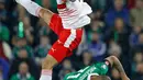 Pemain Swiss, Ricardo Rodriguez berada di atas pemain Irlandia Utara, Josh Magennis untuk merebut bola pada leg pertama playoff Piala Dunia 2018 di Windsor Park, Jumat (10/11). Bermain di kandang lawan, Swiss menang tipis 1-0. (AP/Peter Morrison)