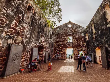 Wisatawan mengunjungi Gereja Santo Paulus di Melaka, Malaysia, 18 September 2020. Kota Melaka, yang terletak di sepanjang Selat Malaka, dulunya merupakan pusat perdagangan yang penting dan simpul untuk pertukaran budaya antara Timur dan Barat. (Xinhua/Zhu Wei)