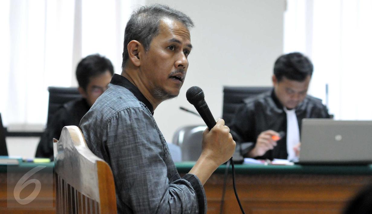 Mantan Dirjen Penyelenggaraan Haji dan Umrah Kemenag, Anggito Abimanyu memberi kesaksian di Pengadilan Tipikor, Jakarta, Senin (26/10/15).  Anggito menyatakan PPP merupakan partai yang paling banyak mendapat jatah kuota haji. (Liputan6.com/Helmi Afandi) 