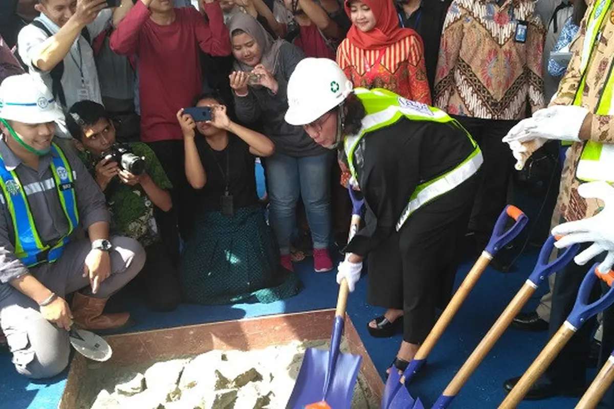 Menteri Kelautan dan Perikanan (MKP) Susi Pudjiastuti melakukan peletakan batu pertama (groundbreaking) Pasar Ikan Modern (PIM) Muara Baru, Jakarta, pada Kamis (8/2/2018). (Liputan6.com/achmad Dwi Apriyadi)