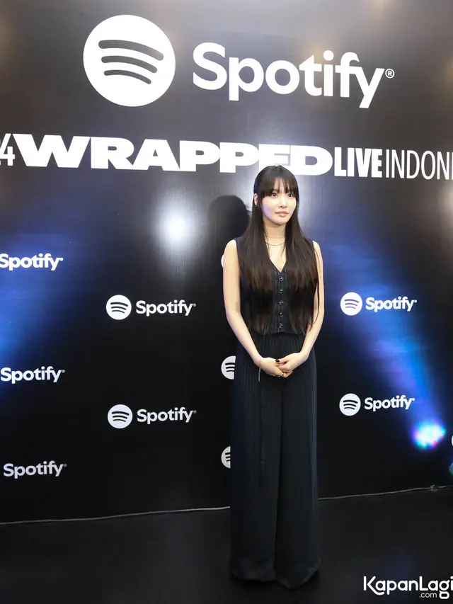 6 Potret Menawan Chung Ha Tampil Semi Formal di Black Carpet Spotify Wrapped Live 2024