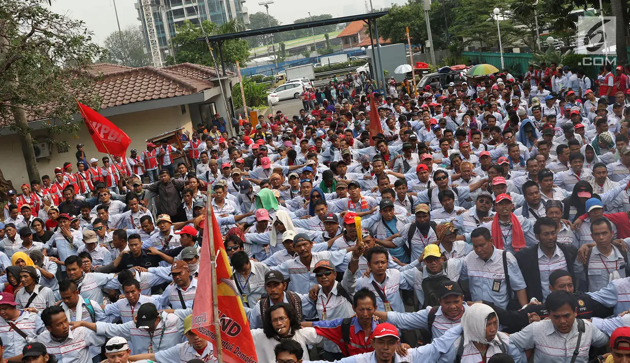 Massa awak mobil tangki (AMT)  unjuk rasa di depan gedung Kementerian Ketenagakerjaan, Jakarta, Kamis (6/7). Kebanyakan di antara mereka merupakan karyawan kontrak yang jika masanya habis tidak memiliki pendapatan lagi. (Liputan6.com/Immanuel Antonius)