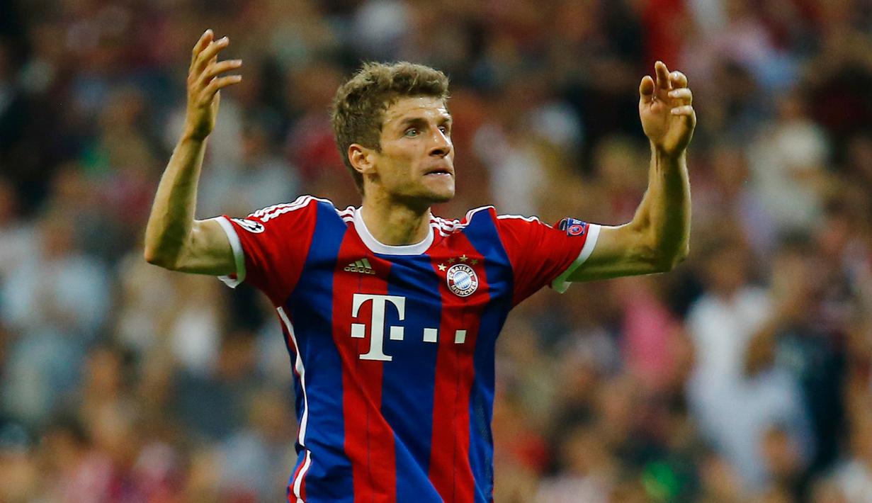 Penyerang Bayern Muenchen, Thomas Muller merayakan selebrasi usai mencetak gol ke gawang Barcelona saat leg kedua semifinal Liga Champions di Allianz Arena, Jerman, Rabu (13/5/2015). Bayern Muenchen menang 3-2 atas Barcelona. (Reuters/Albert Gea)