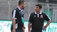 Pelatih Madura United, Angel Alfredo Vera (kanan), dan manajer Madura United, Umar Wachdin. (Bola.com/Wahyu Pratama)