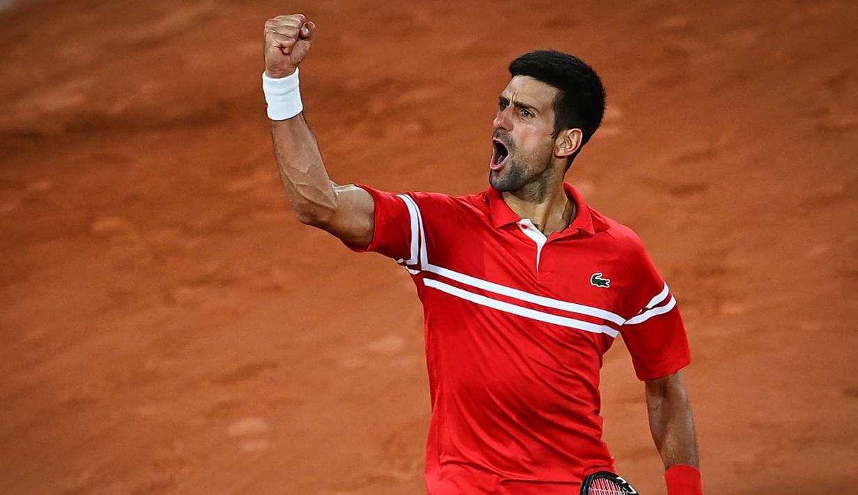 Petenis asal Serbia itu menang dengan skor 6-3, 6-2, 6-7(5), 7-5. Djokovic sukses di dua set awal pertandingan, namun pada set ke tiga Berrettini mampu bangkit dan memperkecil keunggulan. (Foto: AFP/Christophe Archambault)
