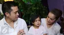 Presenter Olla Ramlan bersama suami saat menghadiri syukuran aqiqah anak ke-2 pasangan Nindy dan Askara di Jakarta, Sabtu (21/1). Pasangan selebritis Nindy  dan Askara menggelar syukuran Aqiqah anak ke 2 duanya, Kanara. (Liputan6.com/Herman Zakharia)