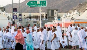 Umat Muslim berjalan di sebuah jalan di Mina dekat kota suci Mekkah, Arab Saudi pada 4 Juni 2025. (Foto oleh AFP)