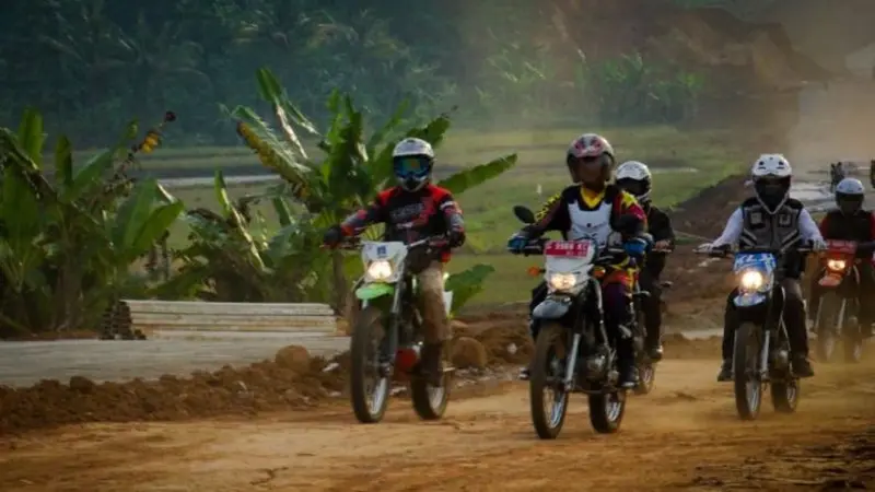 Bupati Batang Wihaji mengecek kesiapan jalan tol Batang-Gringsing menggunakan motor trail. (Fajar/Liputan6.com)