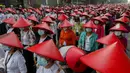Barisan guru sekolah antikudeta yang mengenakan seragam dan topi tradisional Myanmar saat berpartisipasi dalam demonstrasi di Mandalay, Myanmar, Rabu (3/3/2021). Demonstran di Myanmar turun ke jalan lagi pada hari Rabu untuk memprotes perebutan kekuasaan bulan lalu oleh militer. (AP Photo)