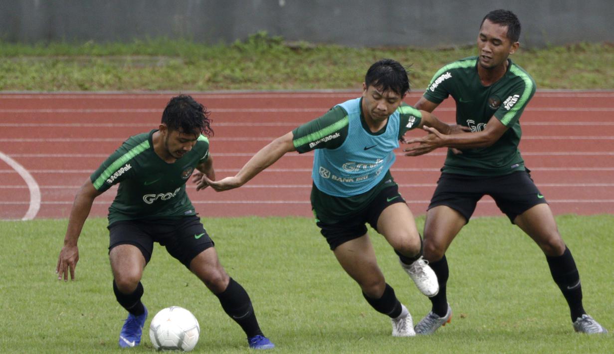 Pemain Timnas Indonesia U-22, Wahyudi Hamisi, berebut bola dengan Gian Zola saat internal games di Stadion Madya, Jakarta, Sabtu (19/1). Latihan ini merupakan persiapan jelang Piala AFF U-22. (Bola.com/Yoppy Renato)