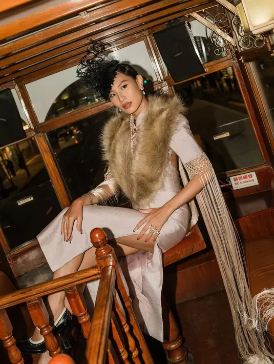 Aksen bulu oada bagian leher hingga dada menambah kesempurnaan gaya. [Foto: instagram/ PatriciaGouw]