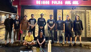 Polisi menangkap dua pria yang diduga sebagai pelaku pembobolan mesin Anjungan Tunai Mandiri (ATM) di Kabupaten Pangkajene Kepulauan (Pangkep), Sulawesi Selatan. (Foto: Istimewa).