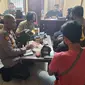 Polisi saat memeriksa pengedar obat keras dan menghitung jumlahnya. (Jumat, 01/20/2021). (Dokumentasi Polsek Serang).