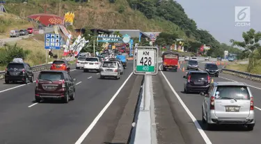 Pengendara mobil melintas pada jalur contra flow di ruas tol Semarang-Bawen, Jawa Tengah, Jumat (31/5/2019). Jasa Marga memberlakukan rekayasa lalu lintas sistem lawan arus dari Km 426 hingga Km 433 ruas tol Semarang-Bawen untuk mengurai kepadatan kendaraan pemudik. (Liputan6.com/Herman Zakharia)