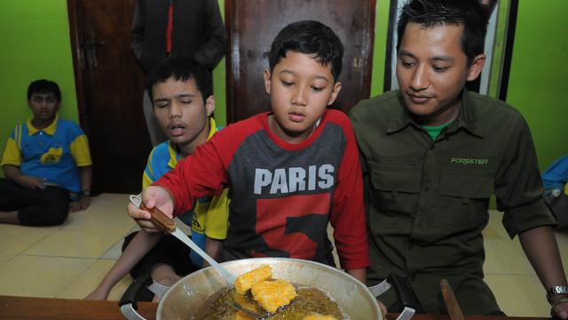 Serunya Anak-anak di Rumah Autis Bekasi Memasak