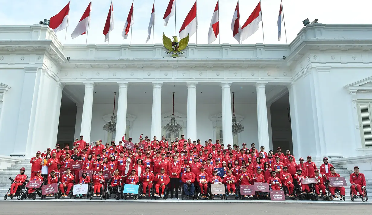 Presiden Joko Widodo berfoto bersama Kontingen ASEAN Para Games (APG) 2023 Indonesia di sela acara pemberian bonus kepada para atlet, pelatih dan asisten pelatih peraih medali dalam ajang APG 2023 di Istana Merdeka, Senin (3/7/2023). Kontingen Indonesia sukses menjadi juara umum APG 2023 yang digelar pada 3-9 Juni 2023 di Phnom Penh, Kamboja, dengan raihan 158 medali emas, 148 perak dan 95 perunggu. (Dok. Sekretariat Presiden)