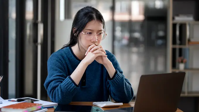 wanita juni berpikir