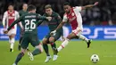 Bek Ajax Amsterdam Jurrien Timber berebut bola dengan pemain Liverpool Roberto Firmino dan Andrew Robertson pada matchday kelima Grup A Liga Champions 2022-2023 di Johan Cruiff Arena,  Kamis (27/10/2022) dini hari WIB. Liverpool saat ini menempati peringkat kedua klasemen Grup A Liga Champions dengan raihan 12 poin, sedangkan Ajax duduk di posisi ketiga via catatan tiga poin. (AP Photo/Peter Dejong)