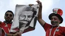 Suporter Mesir membawa poster Mohamed Salah saat akan menonton laga Grup A Piala Dunia melawan Uruguay di Stadion Ekaterinburg, Yekaterinburg, Jumat (15/6/2018). Terakhir kali Mesir lolos ke Piala Dunia tahun 1990. (AP/Mark Baker)