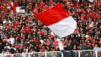 Suporter Timnas Indonesia saat mendukung Timnas Indonesia melawan Vietnam dalam laga leg pertama babak semifinal Piala AFF 2022 di Stadion Utama Gelora Bung Karno (SUGBK), Jumat (6/1/2023) sore WIB. (Bola.com/M Iqbal Ichsan)