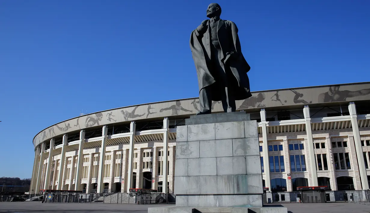 Patung pendiri Soviet Vladimir Lenin terlihat di depan Luzhniki Stadium, Moskow, Senin (23/4). Stadion yang dibangun sejak 1956 ini akan menjadi lokasi upacara pembukaan dan penutupan piala dunia 2018. (AP Photo/Pavel Golovkin)