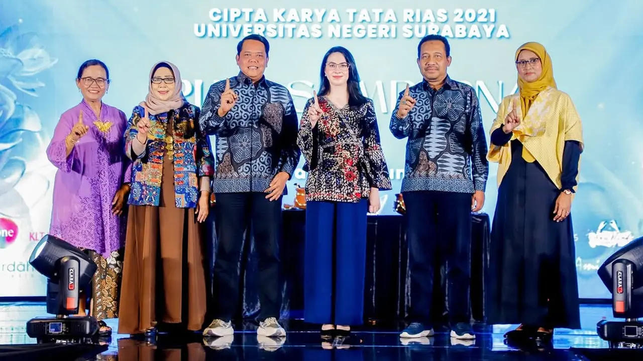 Batik Arumi Bachsin saat Hadiri Acara Cipta Karya di Surabaya