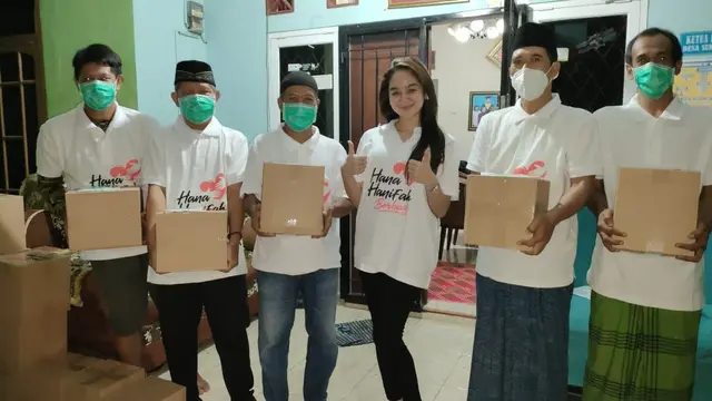 Hana Hanifah saat membagikan paket sembako