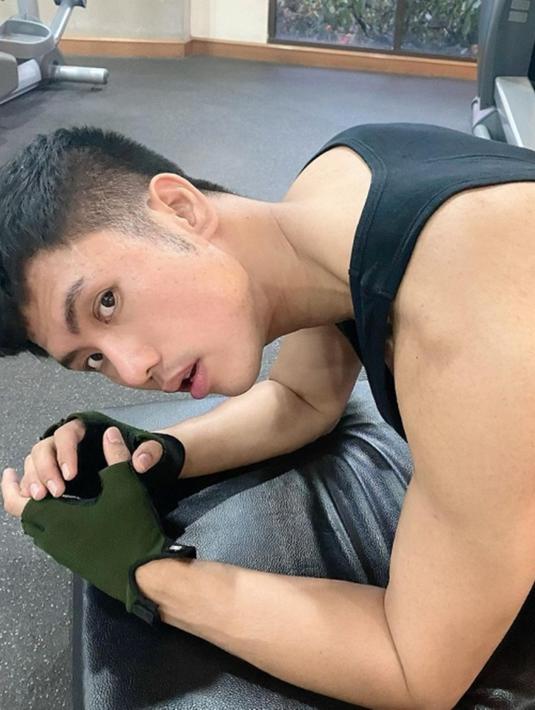 Tak cuma angkat beban, olahraga kardio seperti plank rutin dilakukan oleh Ricky Cuaca. Saat plank, terlihat jelas bahwa otot lengan Ricu sudah terbentuk. Penampilannya yang kekar ini banjir pujian. (Liputan6.com/IG/rickycuaca)