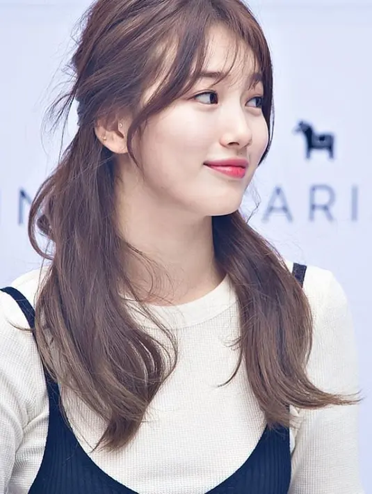 Apapun gaya rambut Suzy, ia tetap terlihat menawan. Saat memekai poni, penampilan Suzy semakin memesona dan terlihat polos. (Liputan6.com/IG/@ skuukzky)