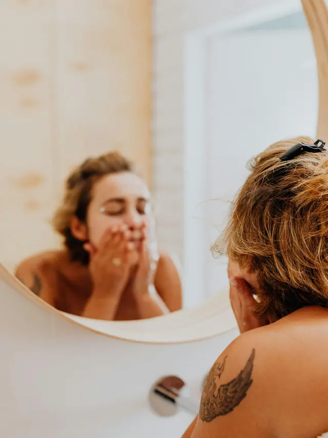 6 Langkah Perawatan Harian untuk Dapatkan Kulit Glowing Menurut Ahli