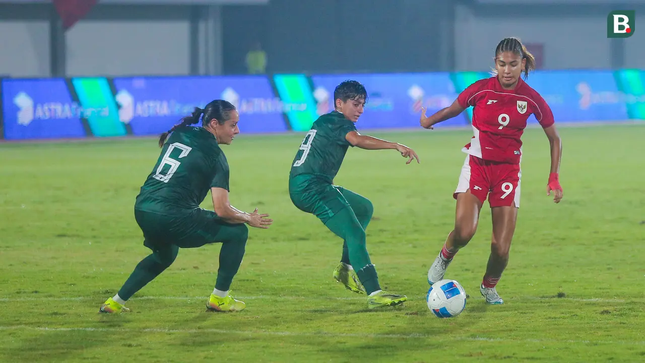 Foto: Momen Pemain Timnas Indonesia Putri Kewalahan Membongkar Benteng Kukuh Pakistan