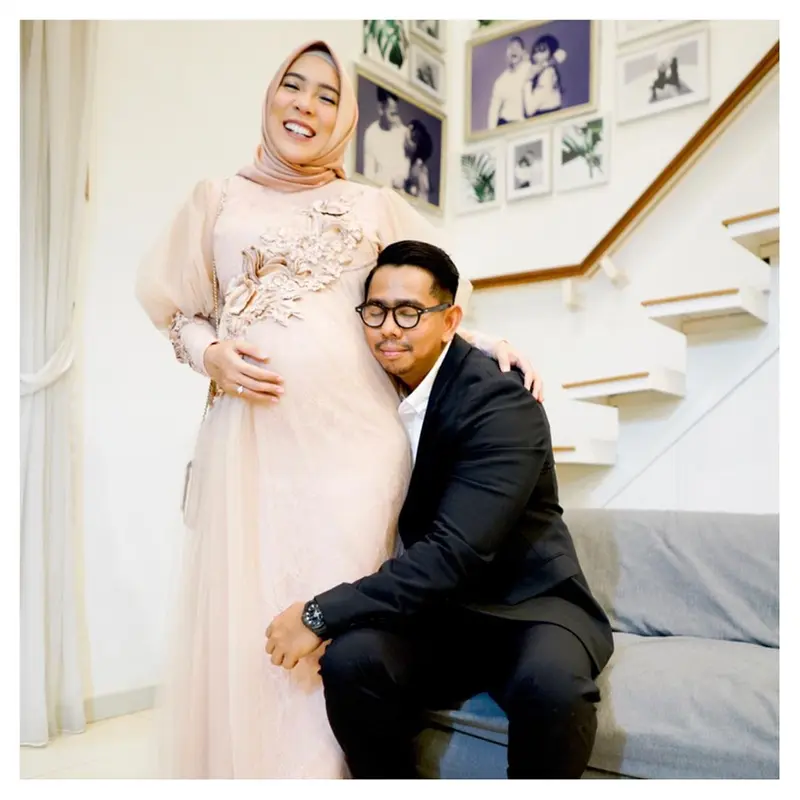 6 Potret Fitri Tropica Pamer Baby Bump, Cantik dan Memesona