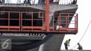 Dua pekerja menyelesaikan pekerjaan pembangunan jembatan layang di Jalan Kapten P. Tendean, Jakarta Selatan, (14/7). Pasca libur lebaran, aktivitas pembangunan jalan layang busway Tendean-Ciledug masih belum berjalan normal. (Liputan6.com/Yoppy Renato)