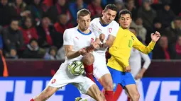Pergerakan Coutinho berhasil diredam David Pavelka pada laga persabahabatan yang berlangsung di Stadion Sinobo, Praha, Rabu (27/3). Brazil menang 3-1 atas Republik Ceko. (AFP/Joe Klamar)