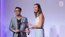 Selebritis Raffi Ahmad menerima penghargaan dari Product Marketing Director Instagram, Susan Buckner Rose di Kawasan Kuningan, Jakarta (27/7). Raffi meraih posisi ketiga dengan jumlah 18,5 juta followers. (Liputan6.com/Herman Zakharia)