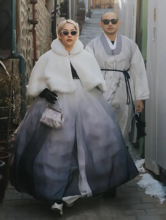 Tak hanya BCL, suaminya Tiko pun juga mengenakan  hanbok pria. Dengan atasan jeogori abu-abu dan tali pinggang. [@itsmebcl]