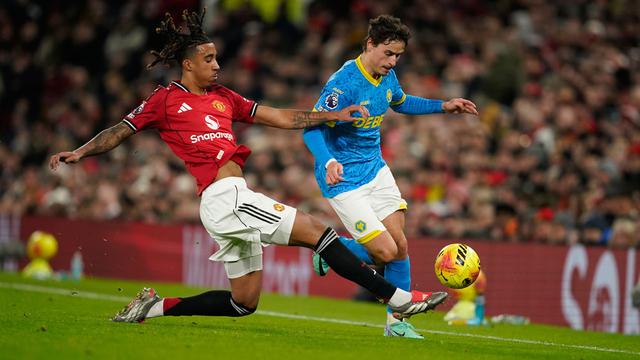 Pemain Manchester United, Leny Yoro, berebut bola dengan pemain Wolves, Hugo Bueno