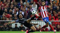 Bek Real Madrid, Danilo berusaha merebut bola yang dibawa gelandang Yannick Ferreira Carrasco di leg kedua semifinal Liga Champions di Stadion Vicente Calderon, Spanyol (10/5). Real Madrid akan bertemu Juventus di Final. (AFP Photo/Cesar Manso)