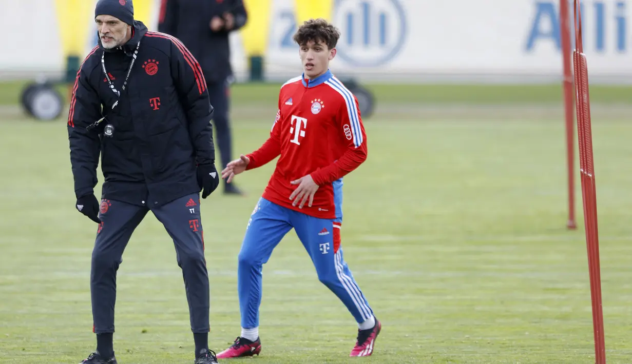 Thomas Tuchel memimpin sesi latihan pertamanya sebagai pelatih Bayern Munchen menjelang laga bertajuk Der Klassiker melawan Borussia Dortmund. (MICHAELA REHLE / AFP)