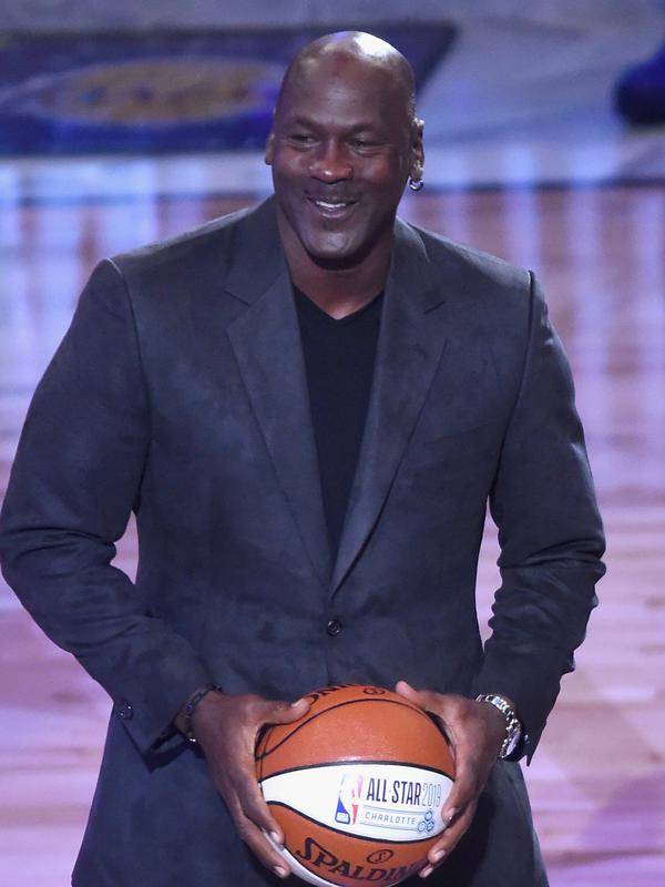 Michael Jordan tersenyum saat menghadiri NBA All-Star Game 2018 di Staples Center di Los Angeles, California, AS (18/2). Legenda Chicago Bulls ini merayakan ulang tahunnya ke 55 dengan menyaksikan NBA All-Star Game 2018. (AFP Photo/Jayne Kamin-Oncea)